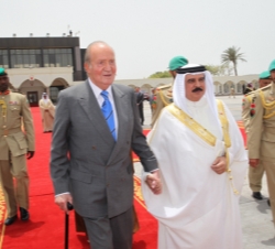Su Majestad el Rey acompañado por el Rey de Bahrein, Su Majestad Sheikh Hamad Bin Isa Al-Khalifa en su despedida en el Aeropuerto internacional de Bah